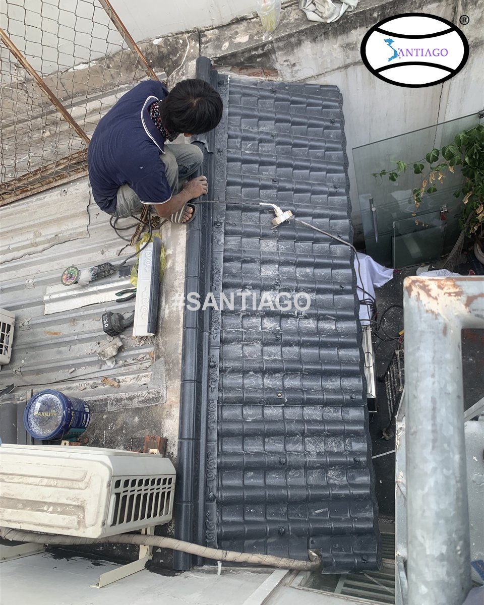 Thợ cầm tấm ngói nhựa âm dương dài trước khi lợp