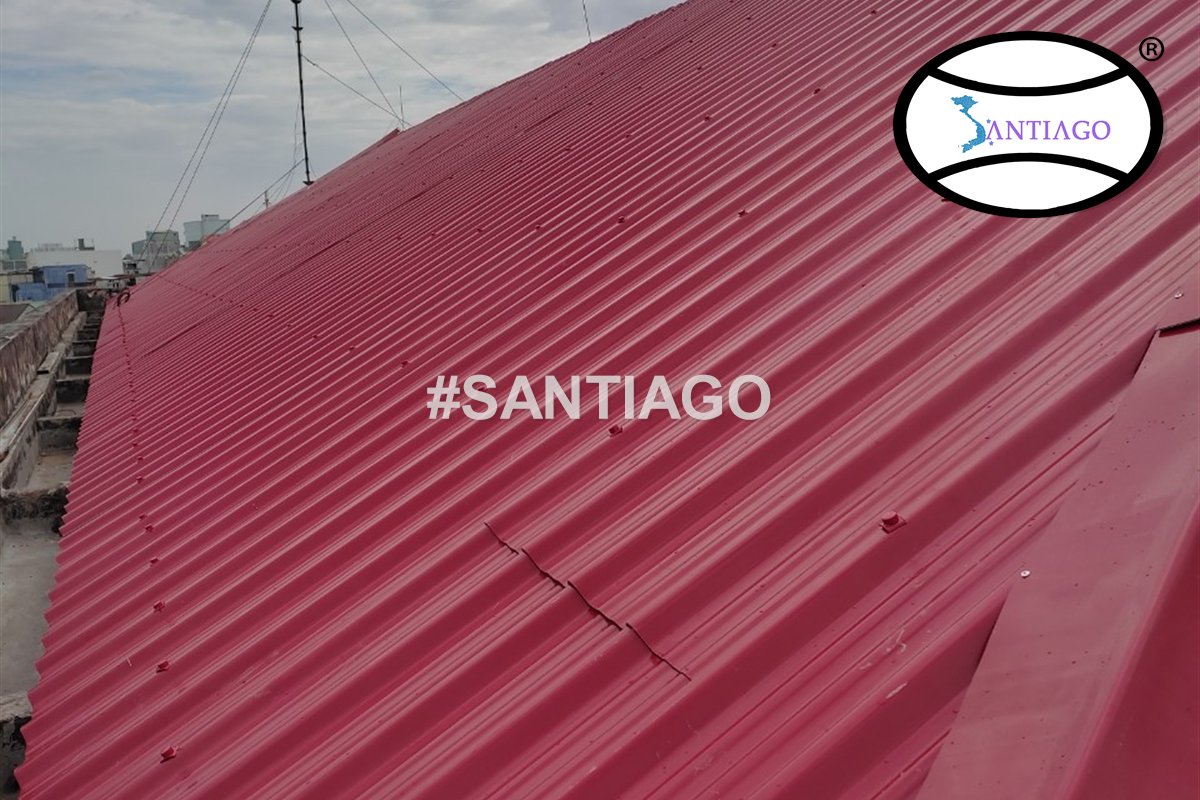 Mái tôn nhựa Santiago màu đỏ ở Sóc Trăng cũ (nay thuộc Cần Thơ)