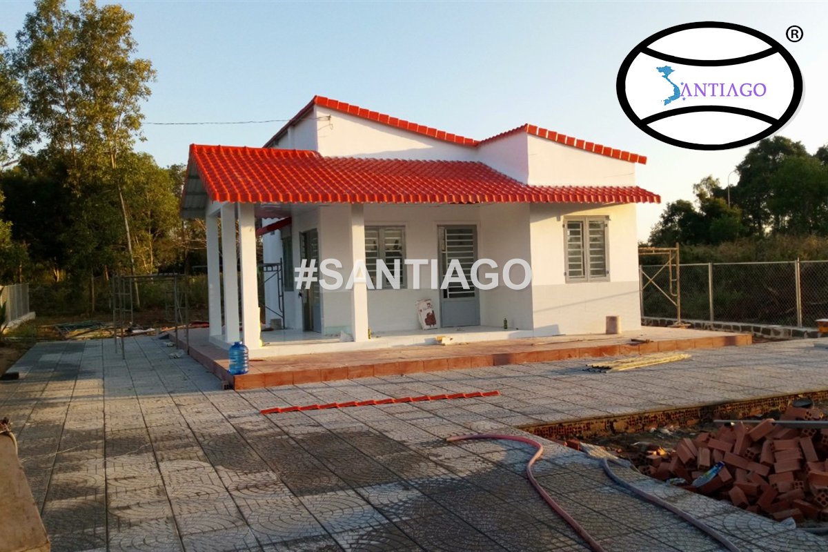 Nhà lợp ngói nhựa Santiago ở Đất Đỏ, Bà Rịa – Vũng Tàu cũ (nay thuộc TP.HCM)