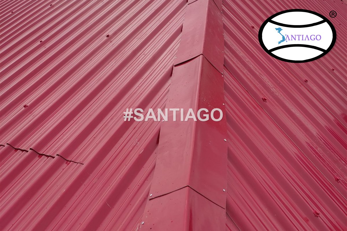 Mái tôn nhựa Santiago màu đỏ ở Sóc Trăng cũ (nay thuộc Cần Thơ)