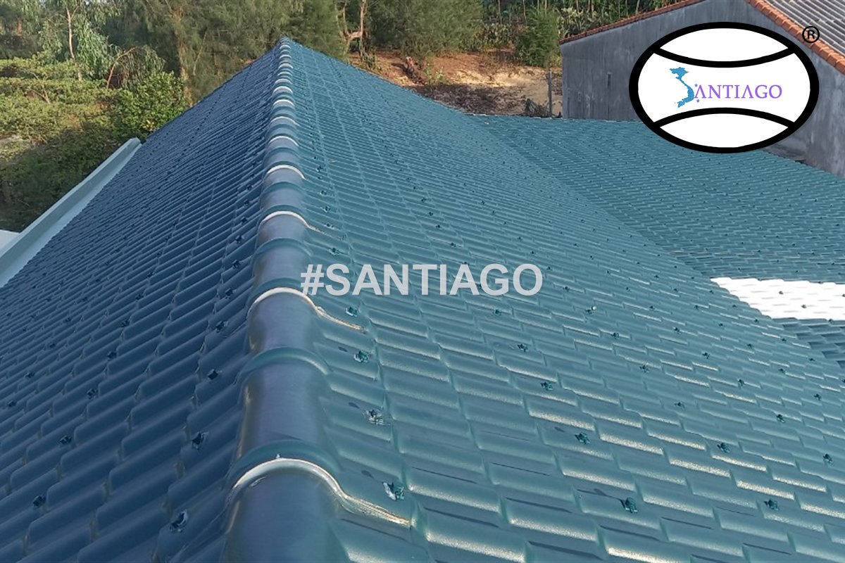 Mái ngói nhựa Santiago ở Phù Cát, Bình Định cũ (nay thuộc Gia Lai)