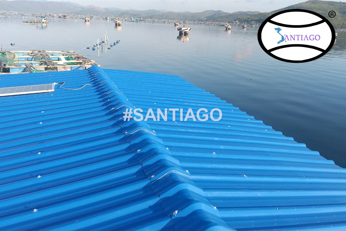 Mái tôn nhựa Santiago ven biển Sông Cầu, Phú Yên cũ (nay thuộc Đắk Lắk)