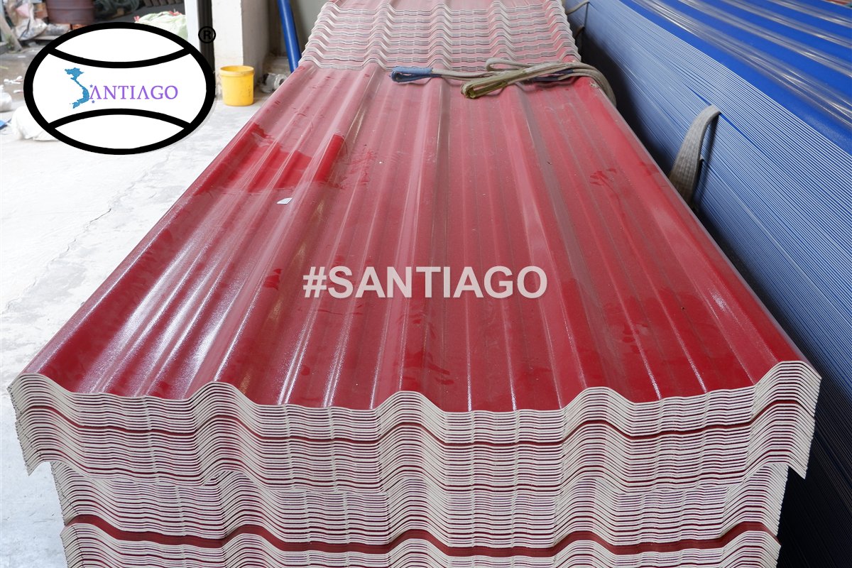 Tôn nhựa màu đỏ xếp tại xưởng Santiago
