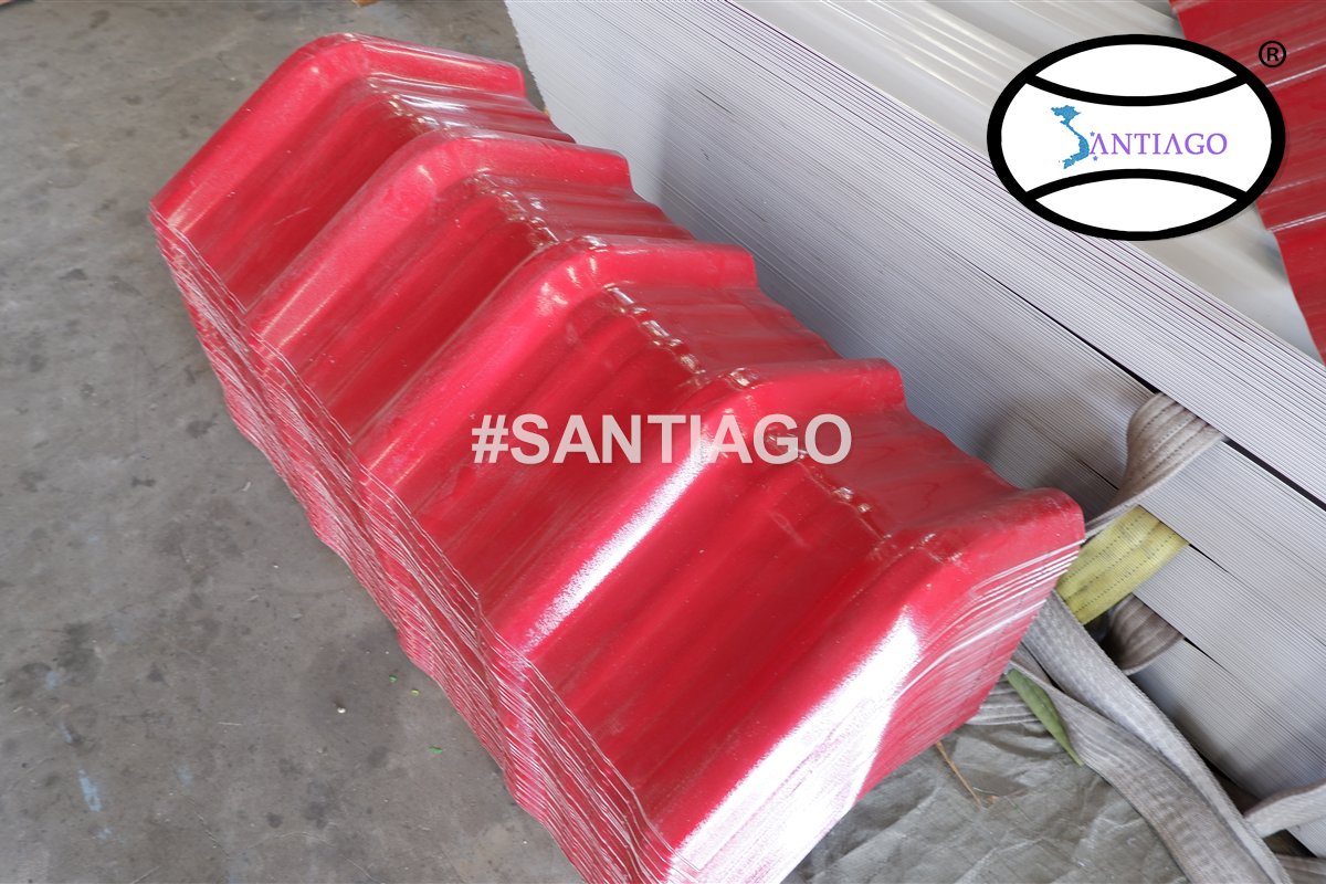 Úp nóc ngói nhựa màu đỏ xếp ở xưởng Santiago