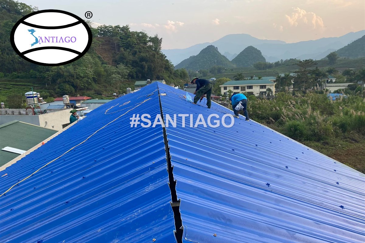 Thợ lợp tôn nhựa Santiago trên mái công trình ở Lai Châu