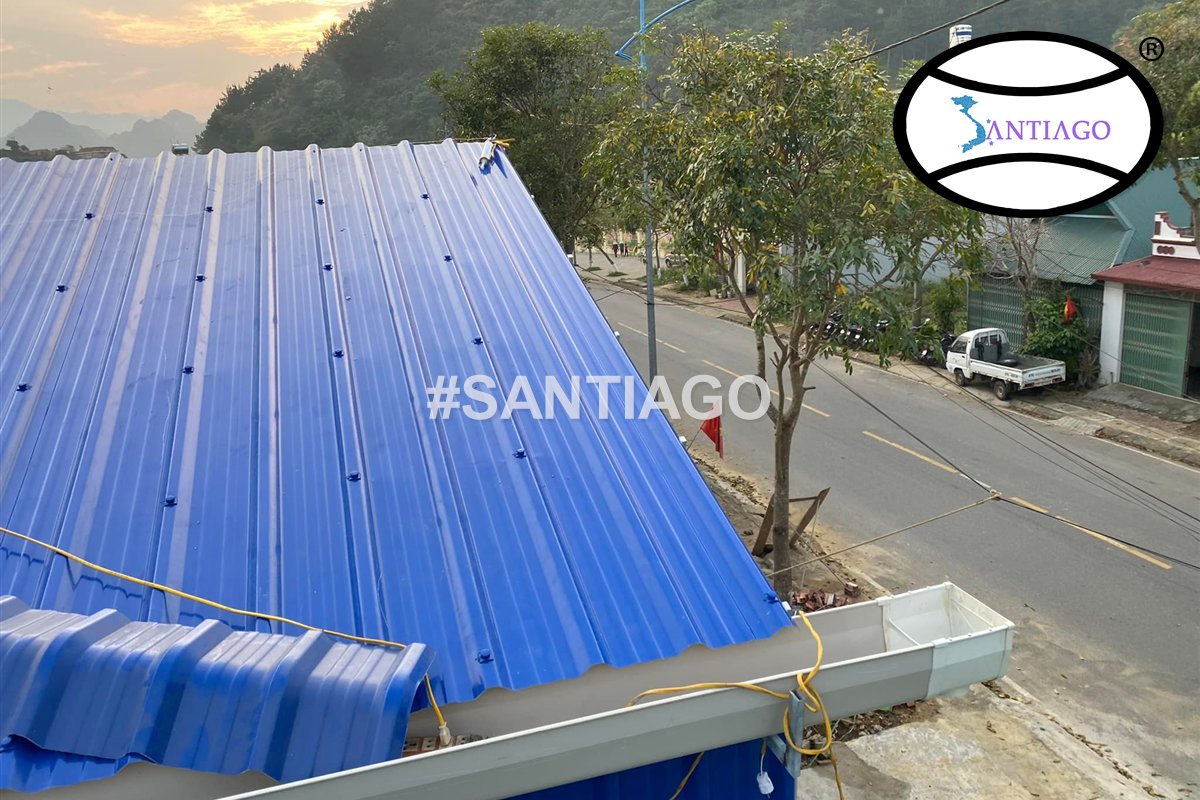 Mái tôn nhựa Santiago ven đường ở Lai Châu