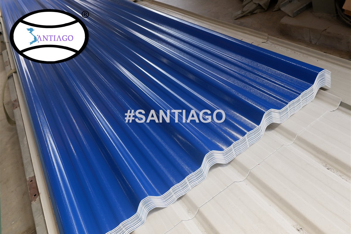 Tôn nhựa PVC ASA Santiago màu xanh dương mới ra khỏi dây chuyền ở nhà máy