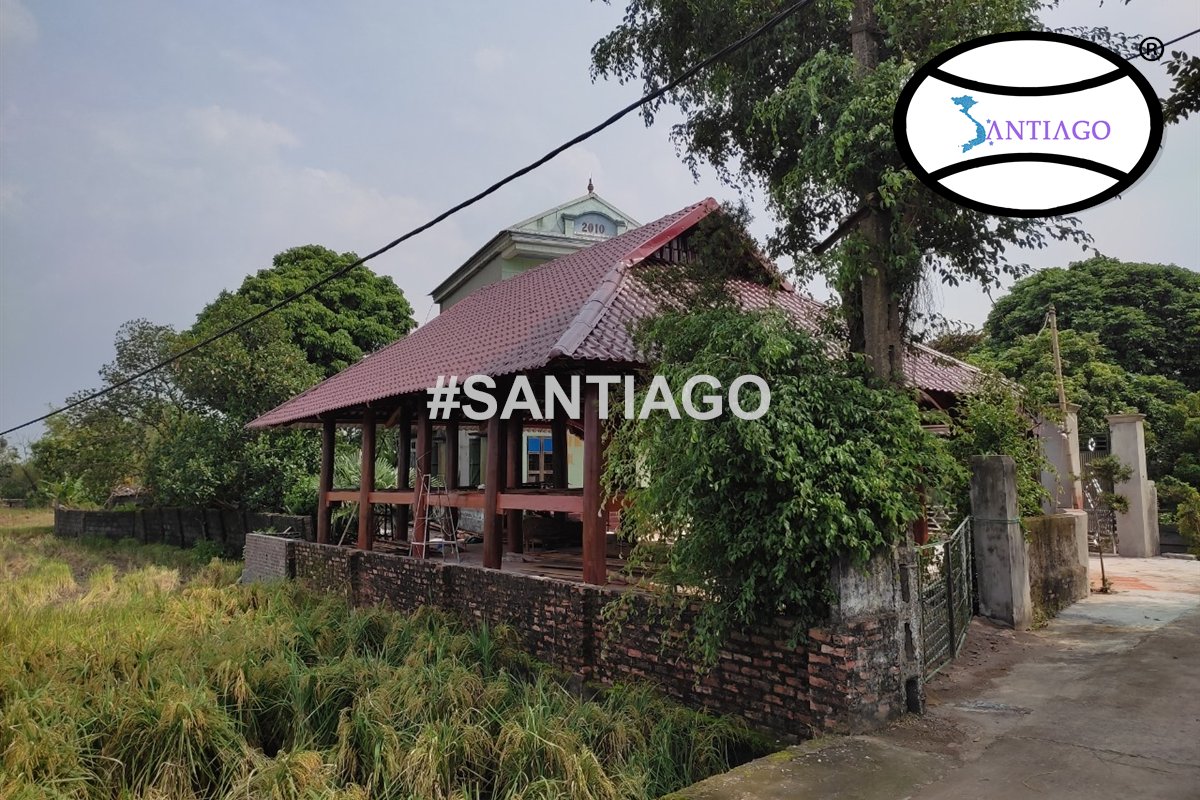 Nhà gỗ lợp ngói nhựa Santiago nhìn từ ngõ, Nam Định cũ