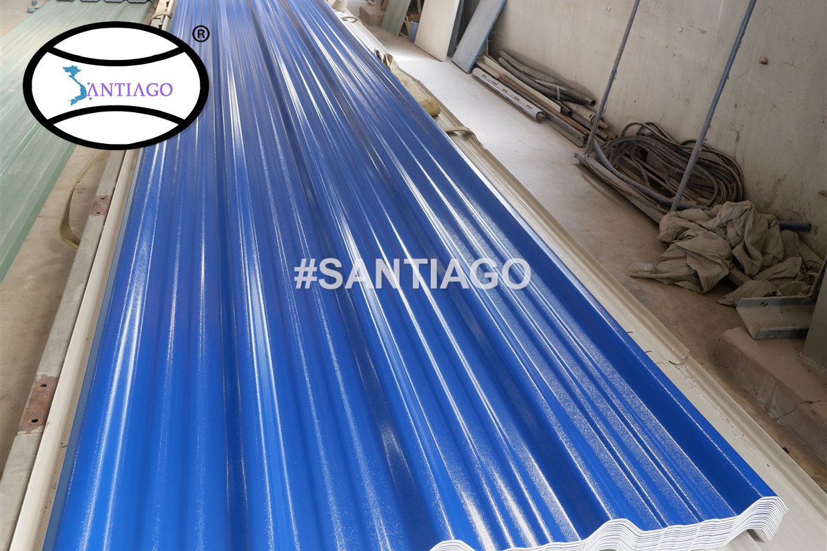 Tôn nhựa PVC ASA Santiago màu xanh dương mới ra khỏi dây chuyền ở nhà máy