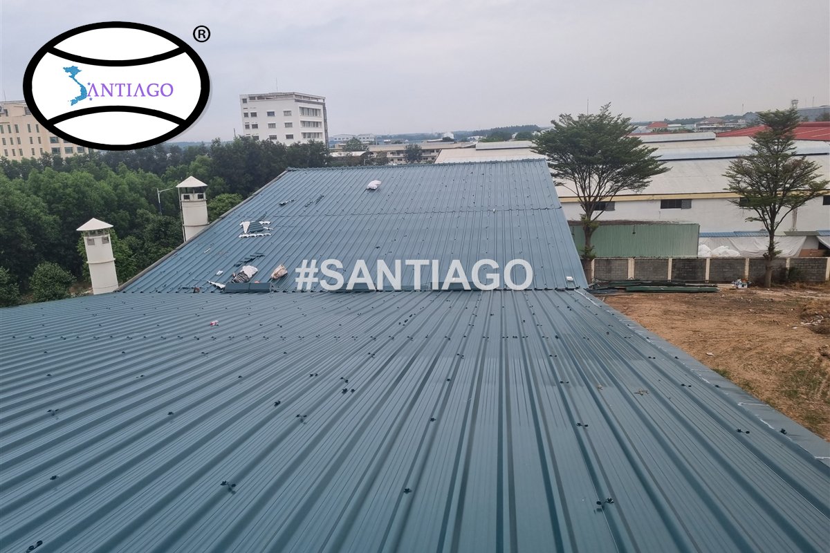 Mái tôn nhựa PVC ASA Santiago trên nhà xưởng ở Bến Cát