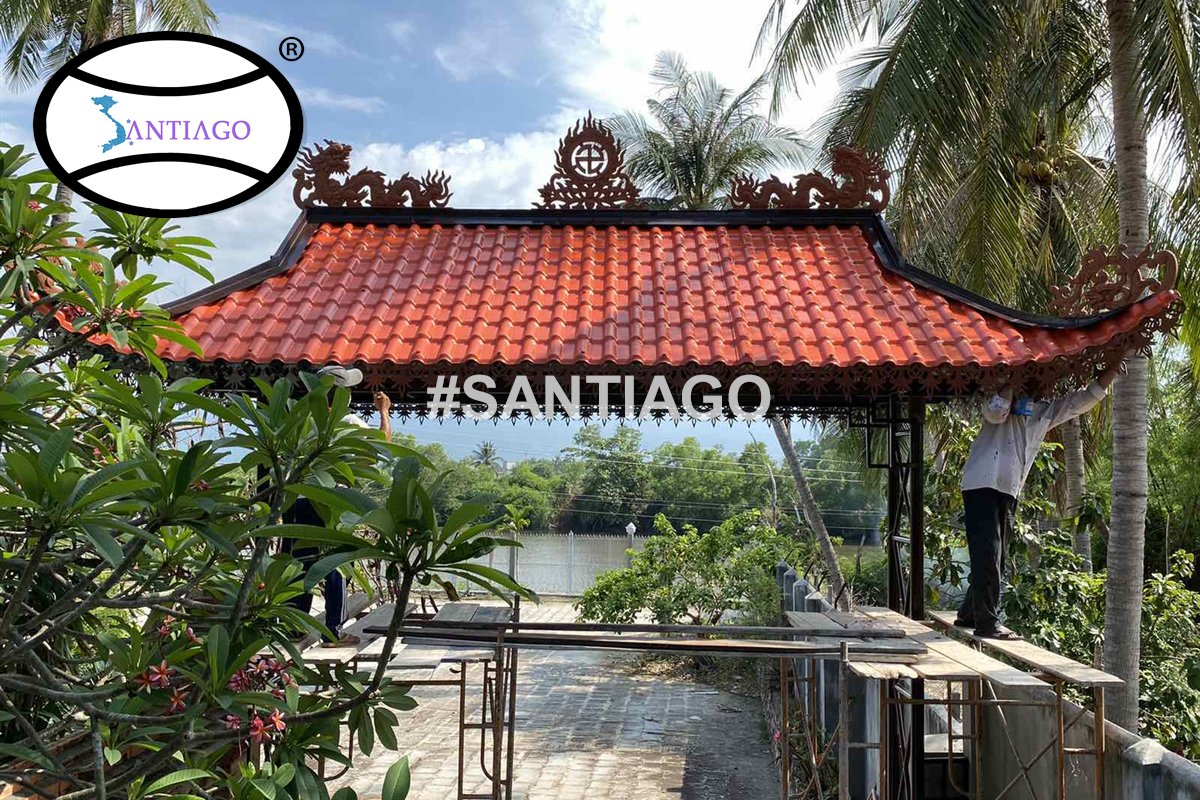 Thợ lợp ngói nhựa Santiago cho cổng chùa ở Khánh Hòa