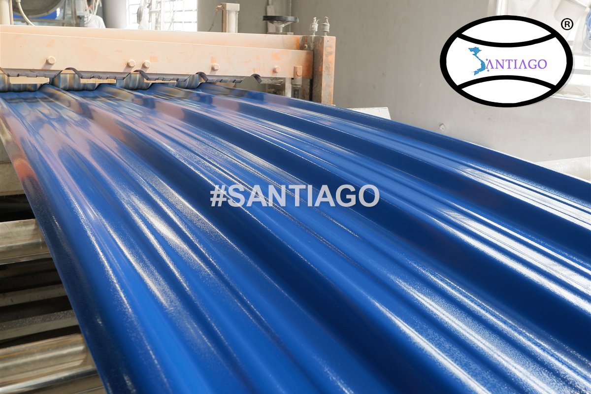 Tôn nhựa PVC ASA Santiago màu xanh dương mới ra khỏi dây chuyền ở nhà máy