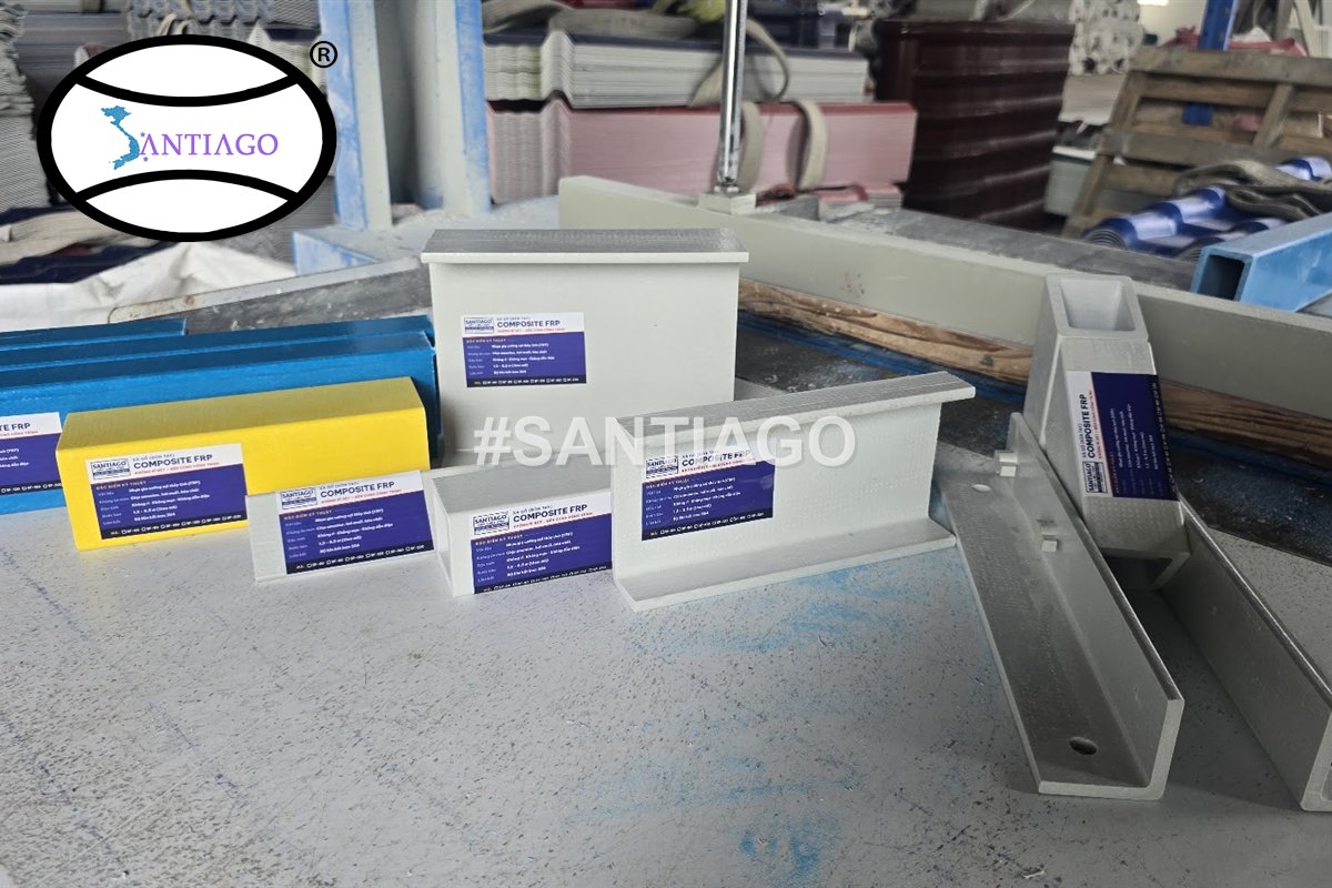 Các cỡ xà gồ composite có nhãn quy cách bày tại kho